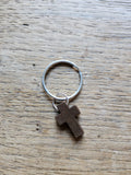 Sleutelhanger met klein bruin kruisje