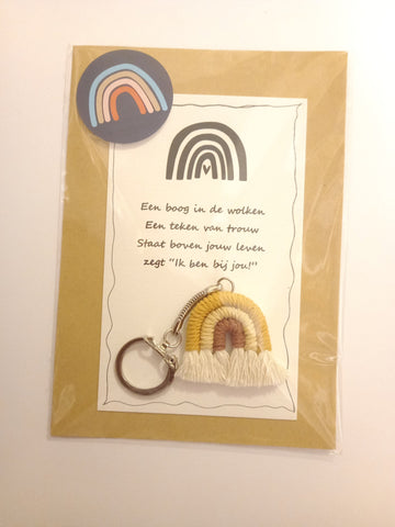 Regenboog sleutelhanger - macramé op kaart