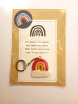 Regenboog sleutelhanger - macramé op kaart