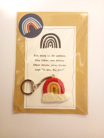 Regenboog sleutelhanger - macramé op kaart