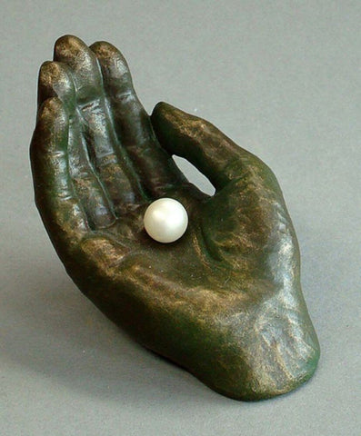 Beeld hand met parel - Brons